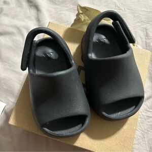 Toddler Yeezy slides 5c black